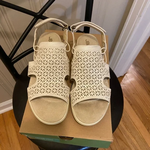JBU Memory Foam Women's Cream Sandals 8M - Picture 1 of 6